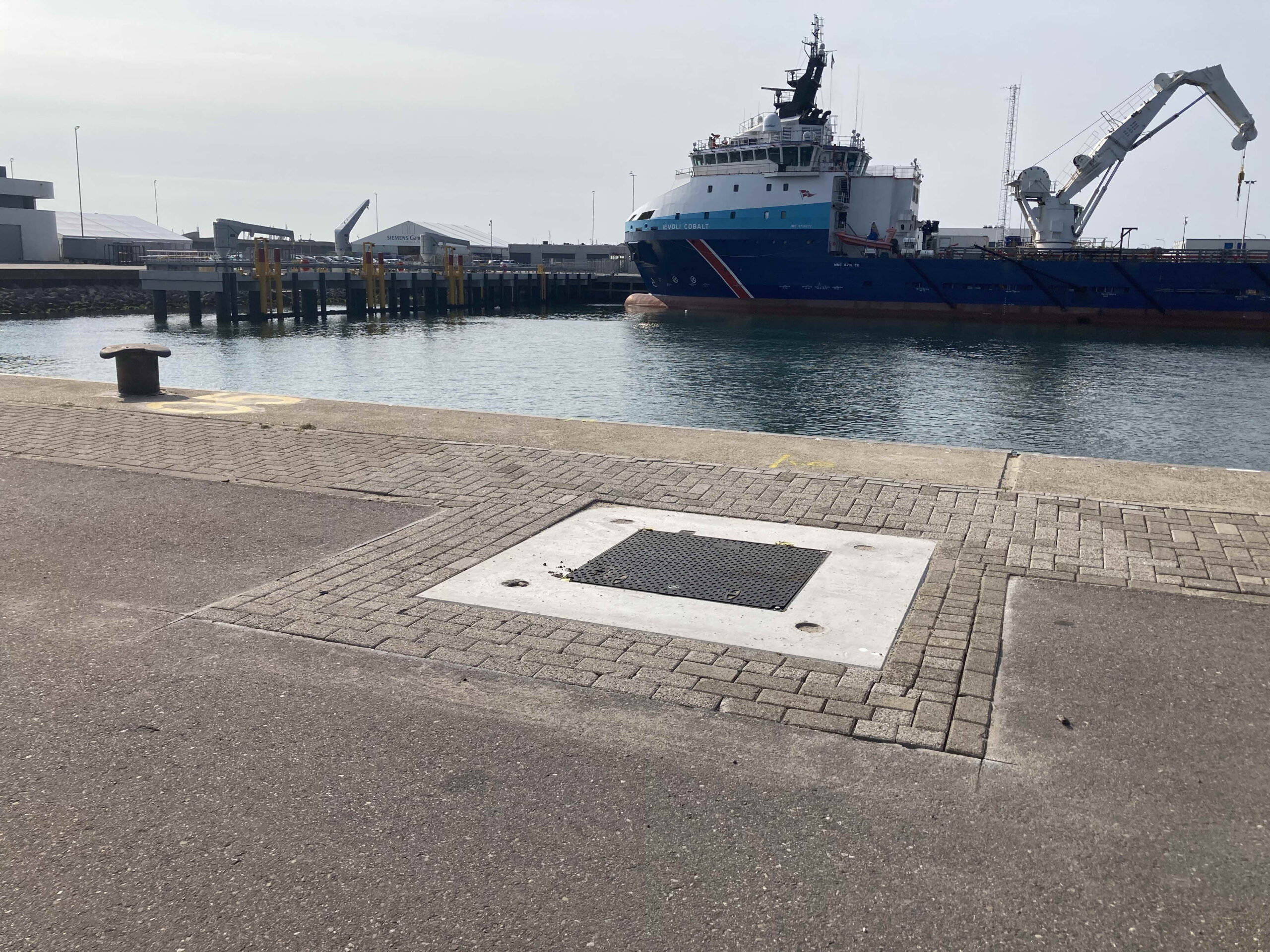 levering speciale 900 kN zwaarverkeersluiken voor kades zeehaven IJmuiden